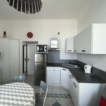 T2 Avec Piscine, Parking, Proche Et Commerces - Fr-1-197-536 *