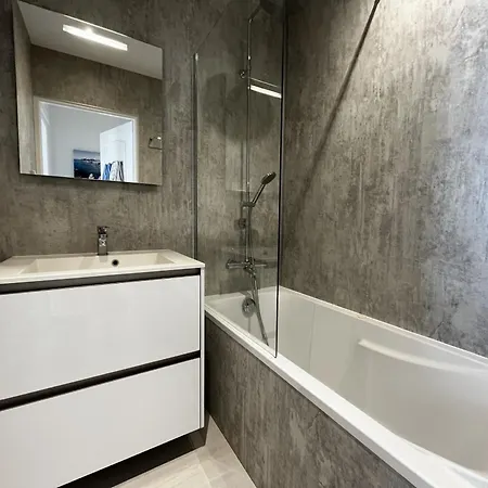 Apartment T2 Avec Piscine, Parking, Proche Et Commerces - Fr-1-197-536